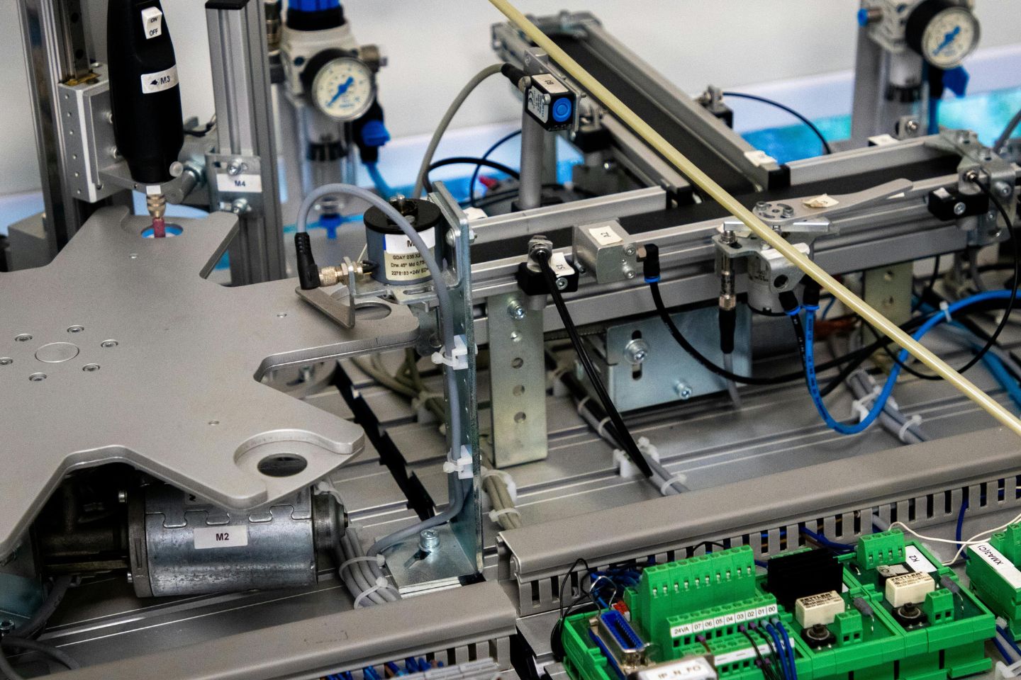 Zautomatyzowane stanowisko produkcyjne z maszynami przemysłowymi