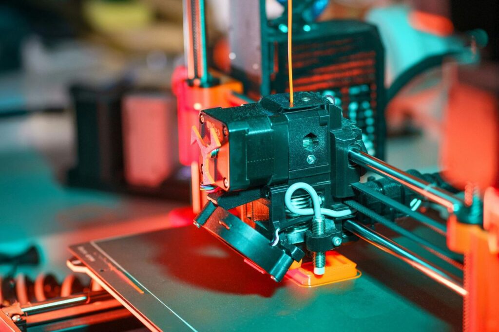 Drukarka 3D drukująca element techniczny w trakcie pracy