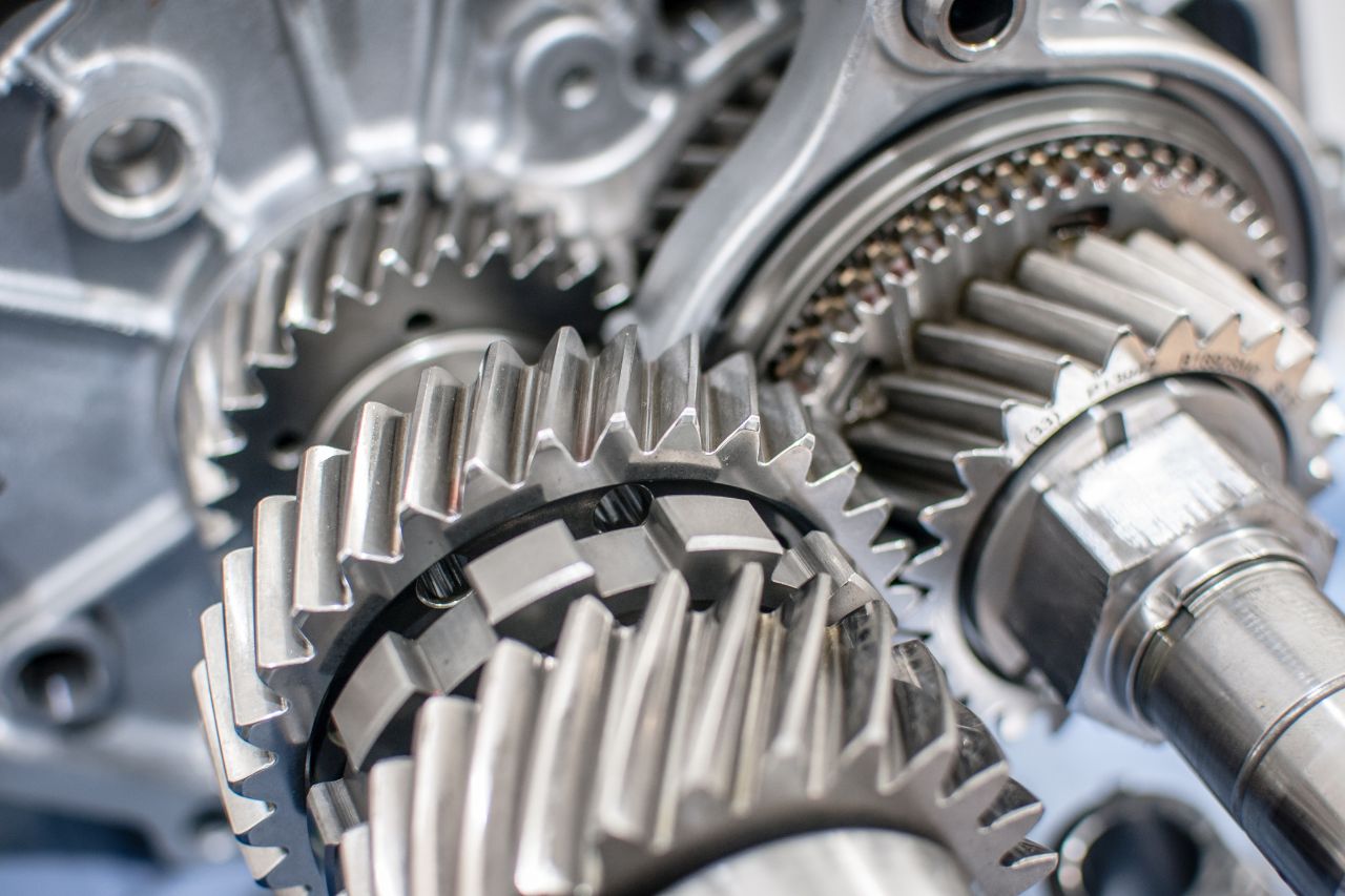 Zbliżenie na metalowe koła zębate w mechanizmie przemysłowym