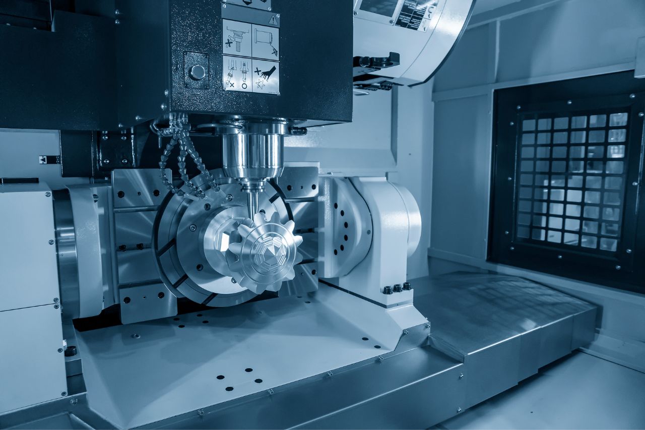 Obrabiarka CNC wykonująca precyzyjną obróbkę elementu metalowego