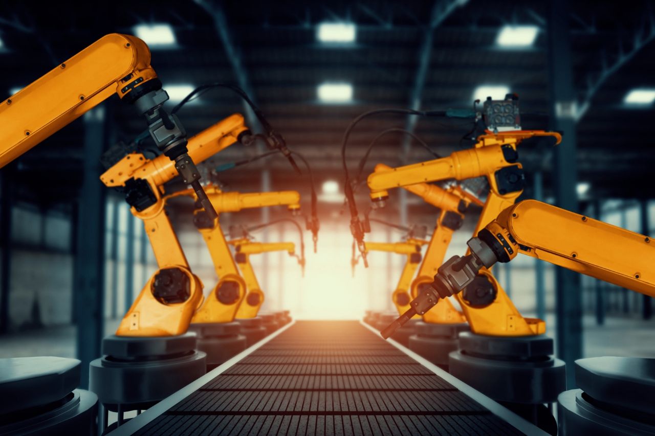 Roboty przemysłowe pracujące na zautomatyzowanej linii produkcyjnej