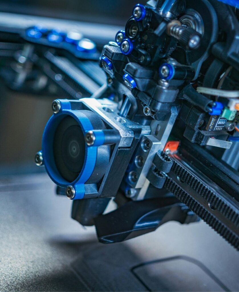 Głowica maszyny przemysłowej wykonująca precyzyjną operację techniczną