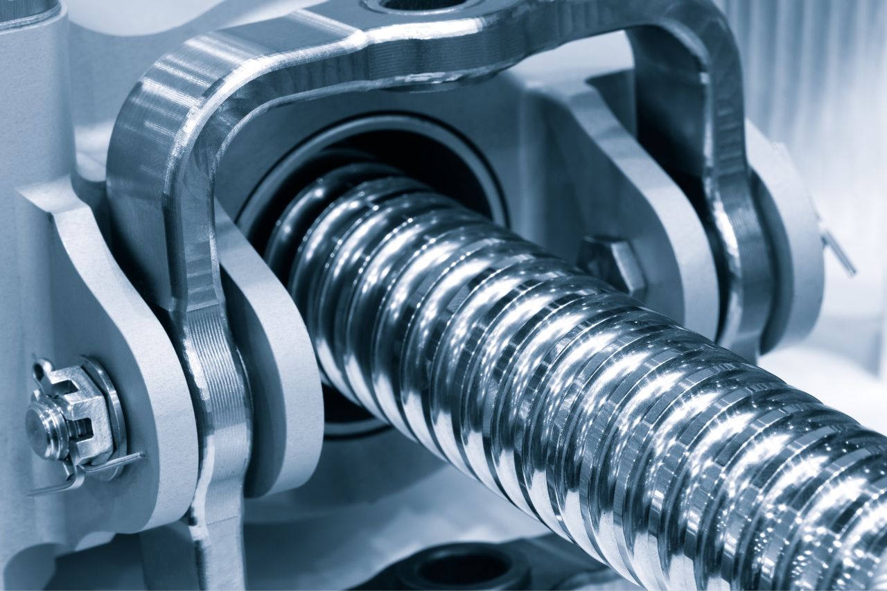 Zbliżenie na śrubę pociągową jako element mechanizmu maszynowego